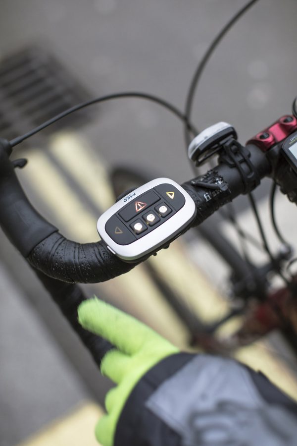 La 'Chaqueta Emoji' de Ford comunica a los ciclistas con los conductores 2