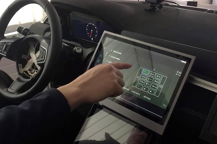 La nueva pantalla táctil con tecnología contactless desarrollada por Jaguar-Land Rover junto con la Universidad de Cambridge permitirá a los conductores mantener la vista en la carretera y reducirá la propagación de bacterias y virus en un mundo tras el COVID-19.