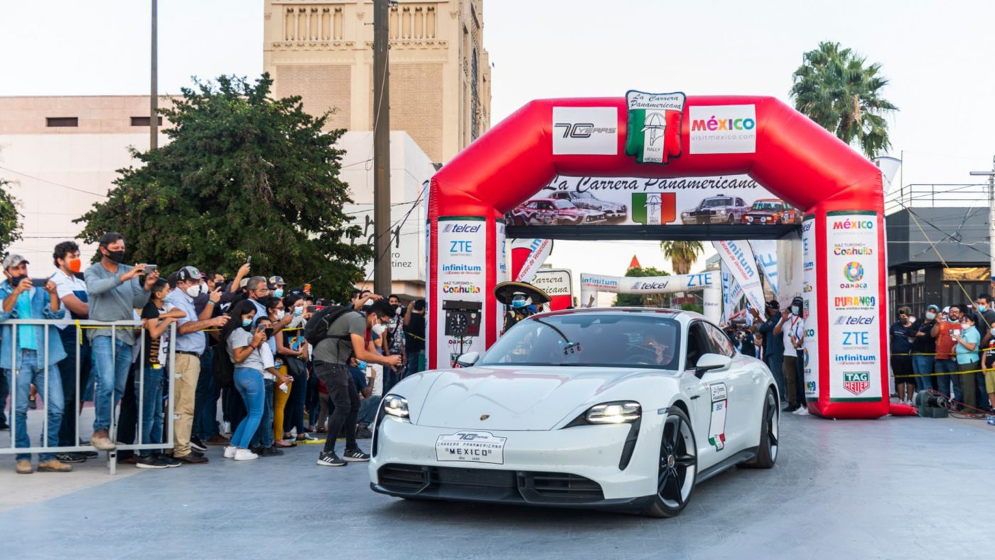 Dos Porsche Taycan en la Carrera Panamericana
