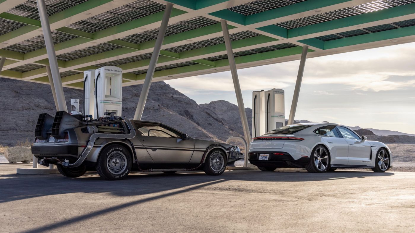 El Porsche Taycan tiene los gigavatios para 'Volver al Futuro'