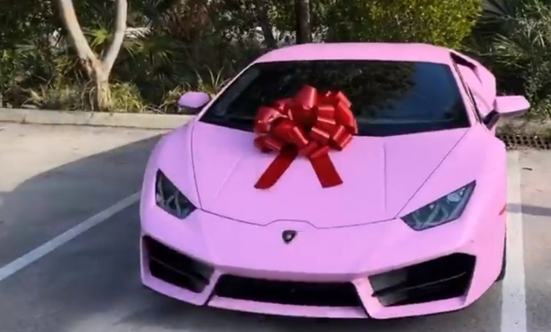 Nicky Jam regaló un Lamborghini de Navidad