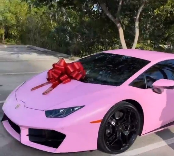Nicky Jam regaló un Lamborghini de Navidad