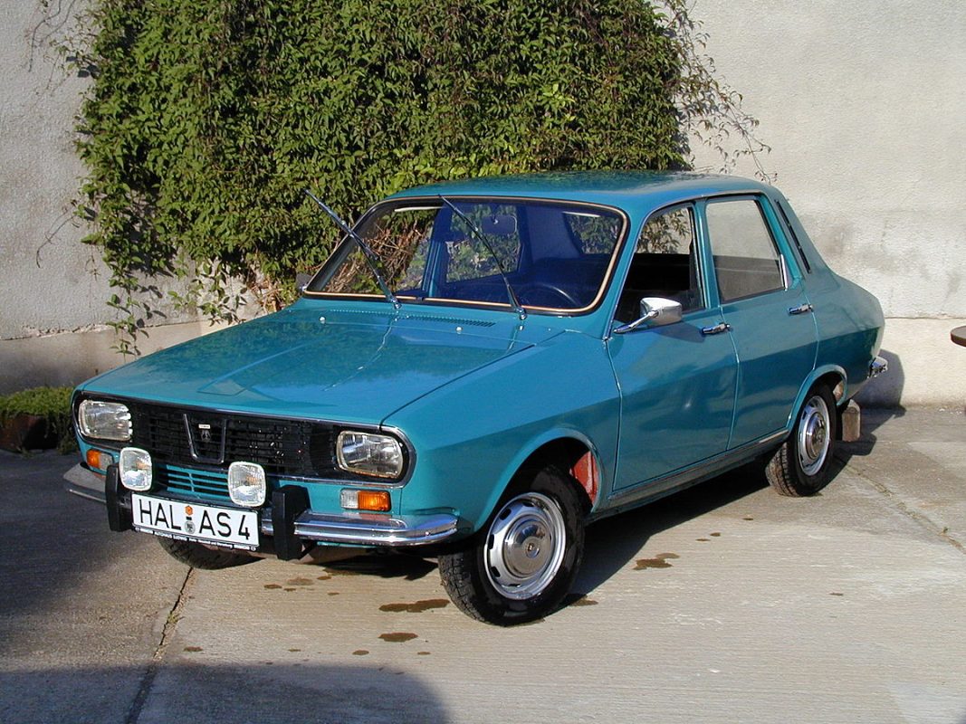 El primer automóvil con la marca Dacia se fabricó en la Planta de Mioveni el 20 de agosto de 1968. Fue un auto con todo el CKD (completely knocked down) de un Renault 8, el cual fue vendido en el mercado local como Dacia 1100. Como dato curioso, casi al mismo tiempo, Bulgaria, el vecino del sur de Rumania, fabricó su versión del Renault 8 con el nombre de Bulgarrenault. No tuvo éxito y la producción se detuvo a principios de 1970. Dacia, por otro lado, siguió adelante en Rumania con una nueva licencia de Renault, el R12, que se comercializó como Dacia 1300. El modelo comenzó a construirse en 1969 y se extendió hasta 2004. En ese momento, Dacia ya era propiedad en parte de Renault, y el Logan estaba a punto de ser presentado, pero eso no impidió que la marca rumana vendiera el modelo más asequible durante 35 años consecutivos. Todos los Dacia 1300, 1310 y sus derivados lograron sumar alrededor de 2,3 millones de unidades en poco más de tres décadas de fabricación. El Duster, que fue introducido en 2010, ya ha alcanzado los 2,1 millones de unidades y sigue siendo un producto muy popular. El primer millón de automóviles fue un hito que se alcanzó en 1985, mientras que el segundo millón ocurrió en 1998. Todo se aceleró después que Renault invirtiera en la planta, y la unidad cinco millones salió de la línea de montaje en 2014. En En otras palabras, Dacia ha fabricado y vendido más vehículos entre 2014 y 2022 que entre 1968 y 2014. Hay una razón para esto último, y no es solo la industrialización y el uso de robots en la fabricación, así como los métodos modernos. Desde que Renault tomó el control total de la marca, los vehículos Dacia se han fabricado en países como Colombia, Marruecos, Argelia y China. La mayor parte de la producción estuvo a cargo de la planta principal en Mioveni, Rumania. Actualmente, el Dacia más vendido es el Sandero, junto con su derivado Sandero Stepway, que suma 2,6 millones de unidades fabricadas. Del Duster se han vendido 2 millones de unidades; se produce en la planta de Mioveni a un promedio de 1.000 unidades por día, es decir, uno cada 63 segundos.