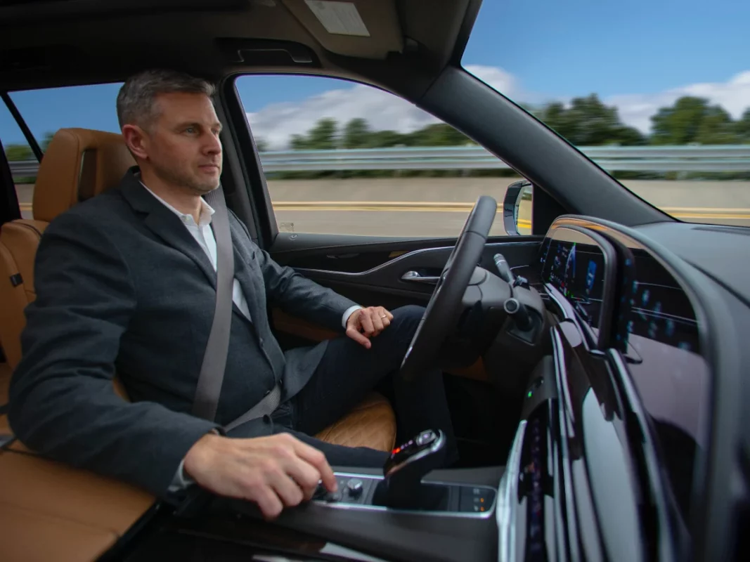 GM patenta un automóvil que enseña a manejar