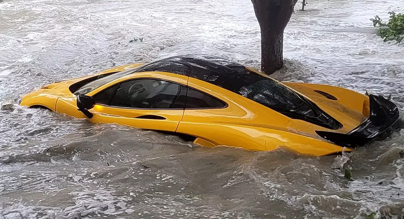El huracán Ian ahogó un McLaren