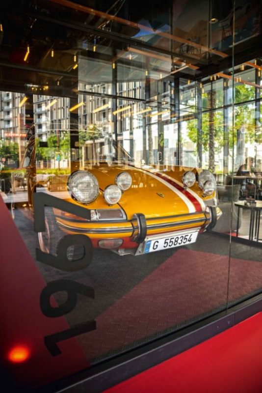 Café con aroma Porsche en Dubái