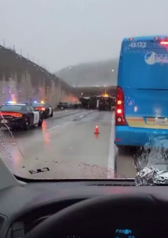 Llueven camiones sobre accidente en California 1