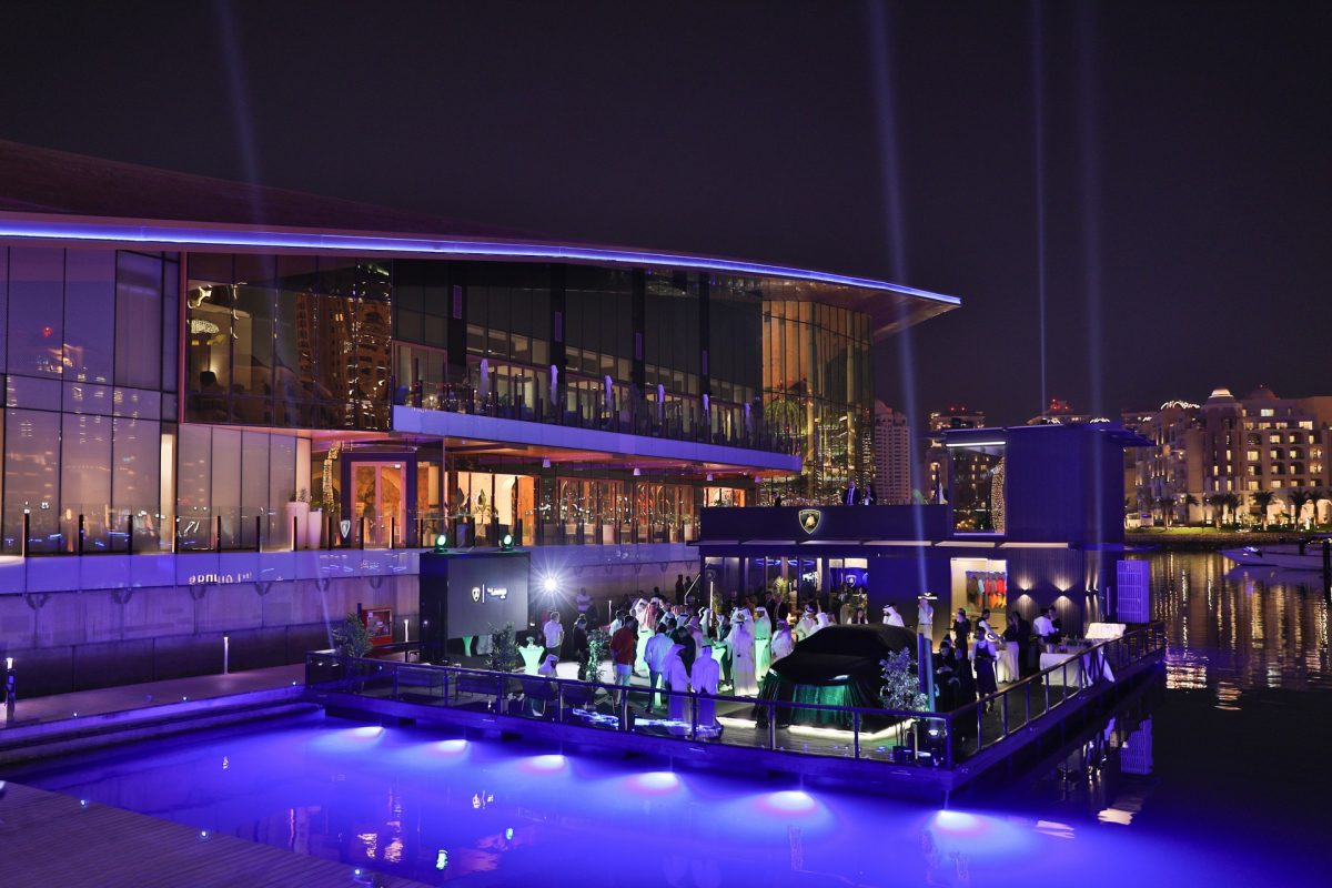 Lamborghini inaugura un salón flotante en  Qatar