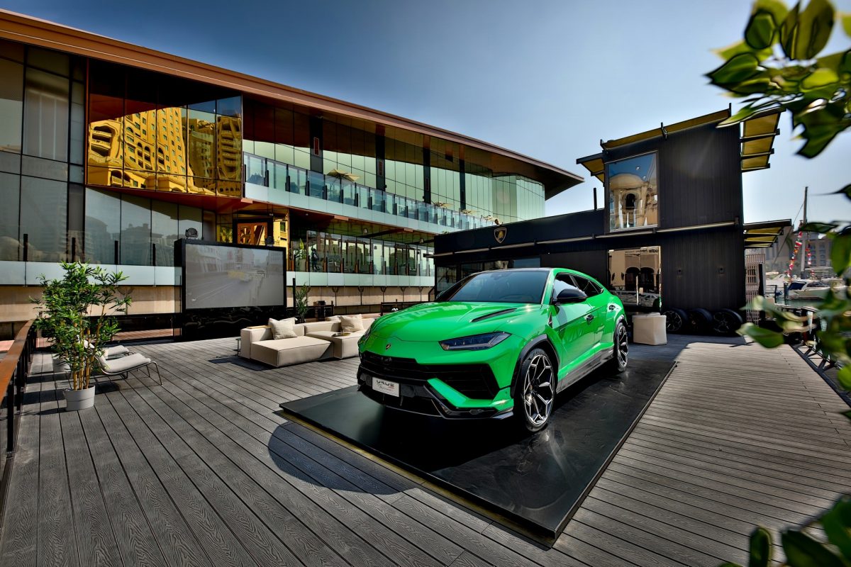 Lamborghini inaugura un salón flotante en  Qatar