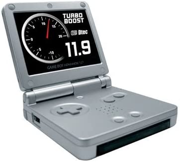 Hace 15 años, una empresa solía vender un kit que transformaba la Nintendo portátil en un indicador de datos para cualquier automóvil, como si fuera un dinamómetro. La compañía se llamaba TurboXS y su kit era el TurboXS DTEC Fuel & Boost Computer. Uno de ellos fue comprado por Brendon Shultz, de Nueva York, propietario del STI, quien explicó todo en un video de YouTube. La Nintendo se monta en el tablero de un Subaru, y segundos después la pequeña pantalla muestra información en vivo utilizando los datos de los sensores del vehículo. Se conecta a través de cables de alimentación y datos con un módulo especial, que a su vez está conectado a la ECU del vehículo. Para activarlo, solo se necesita encender la consola , esperar a que se cargue el programa y seleccionar el indicador deseado a través de los controles de juego. El kit registra la aceleración, las rpm, temperatura del motor, corte de inyección, la mezcla aire/combustible y el voltaje MAF, entre otros. Y algo muy importante: la funcionalidad del Game Boy real no se ve afectada, lo que significa que aún se puede jugar Mario Bros. Como se descontinuaron hace ya muchos años, los kits TurboXS son bastante apetecidos, por lo que son caros y difíciles de encontrar en el mercado usado. Hace 15 años costaban 99 dólares (unos 450 mil pesos al cambio de hoy) pero hoy dia no se consiguen por menos de 600 dólares ($3.0 millones aprox)