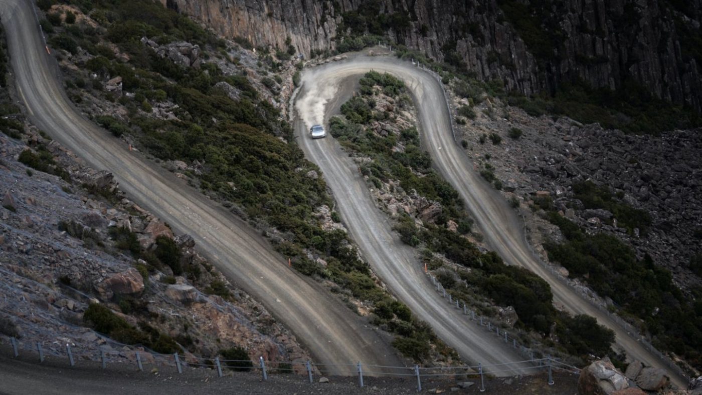 Un Porsche Taycan recorre el pais del demonio de Tasmania