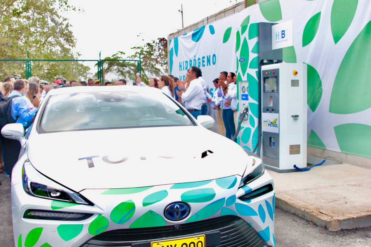 Toyota Colombia entrega un Mirai para la transición energética