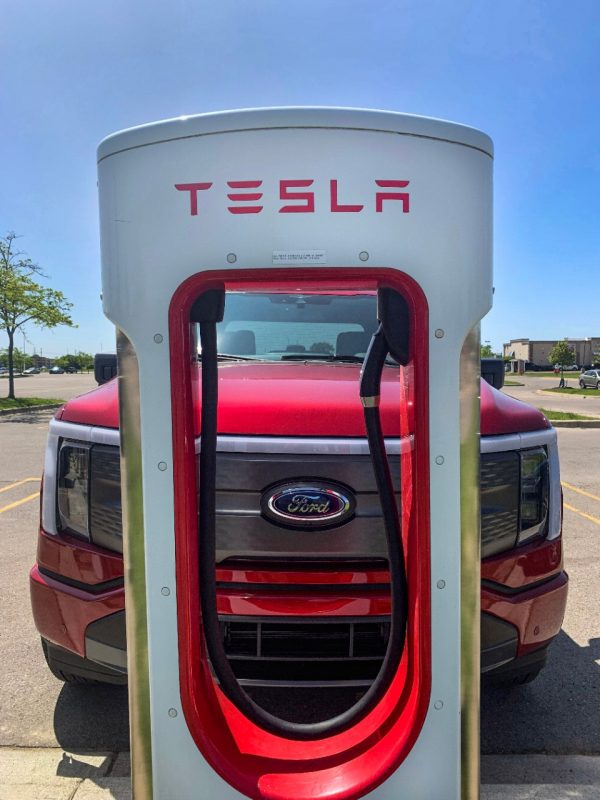 Los clientes de Ford EV accederán a los supercargadores de Tesla 2