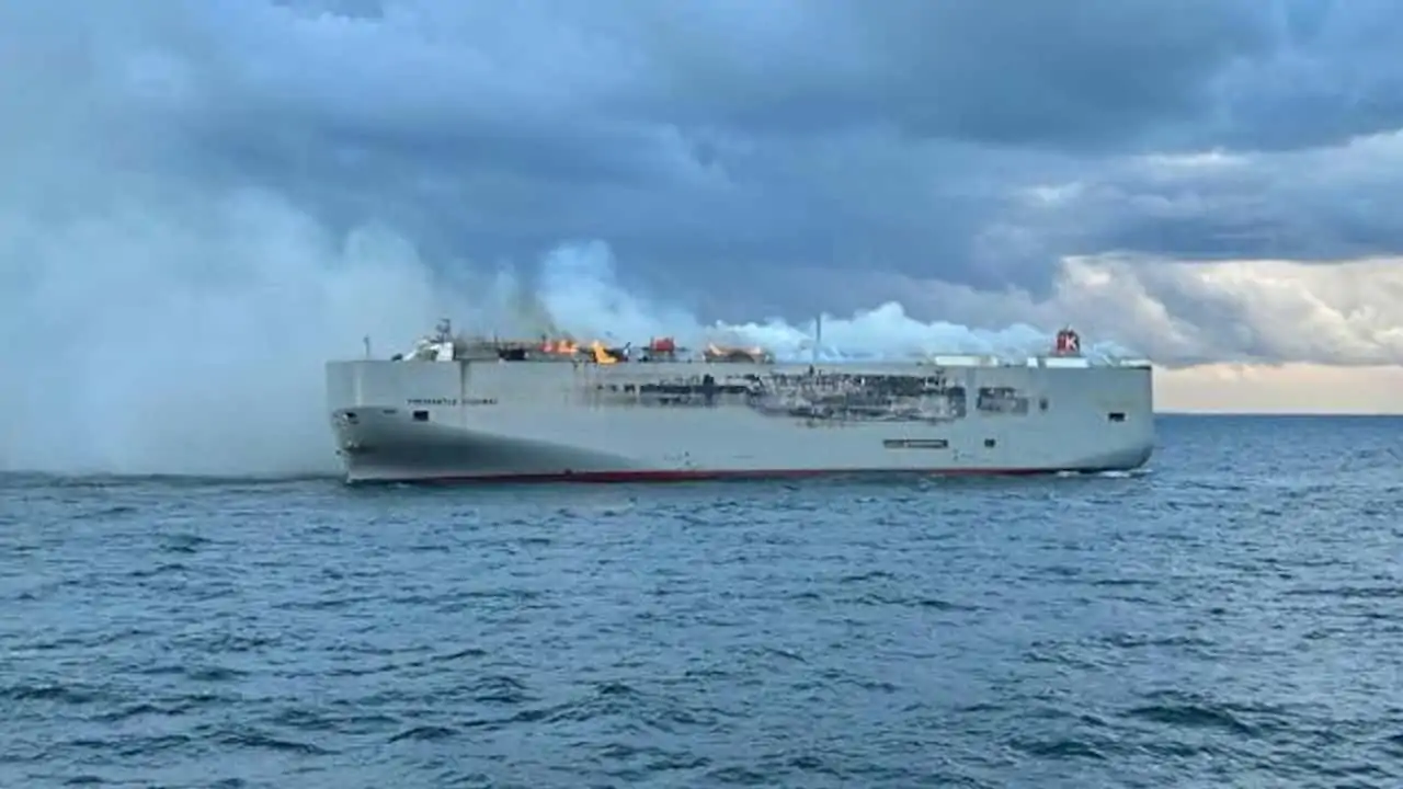 Se incendia un buque con 3.000 autos en su interior 5
