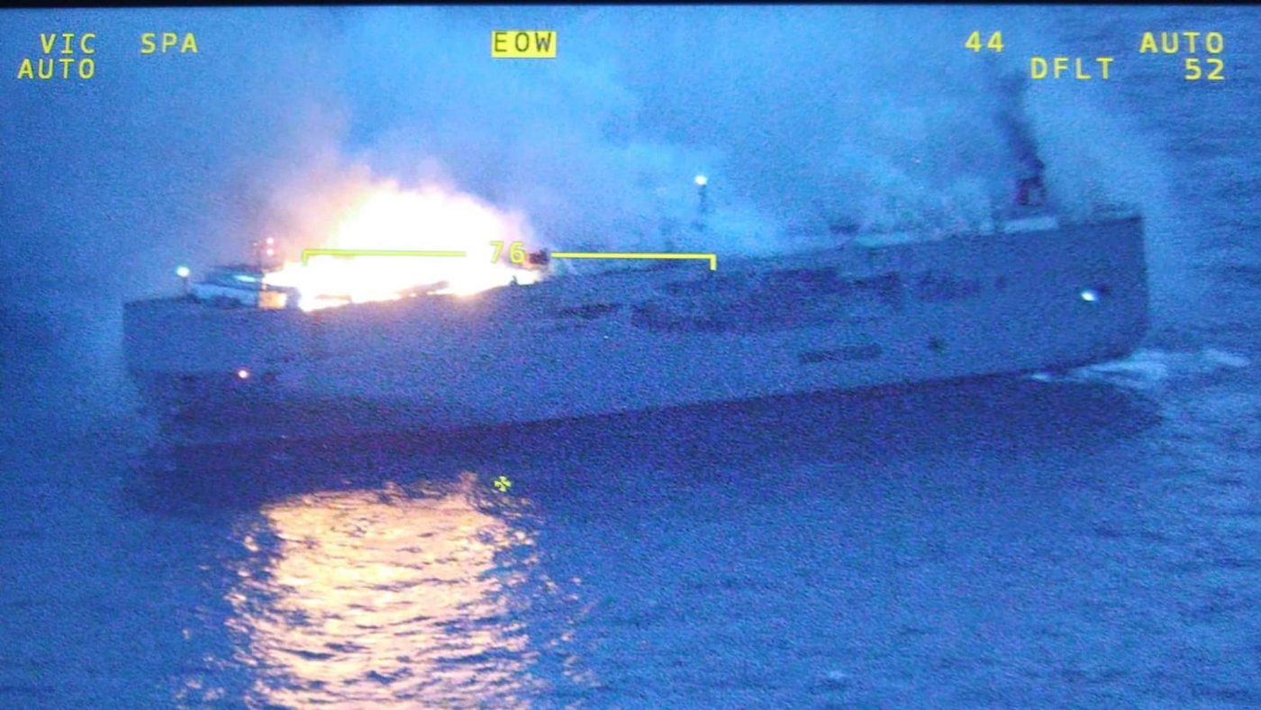 Se incendia un buque con 3.000 autos en su interior 4
