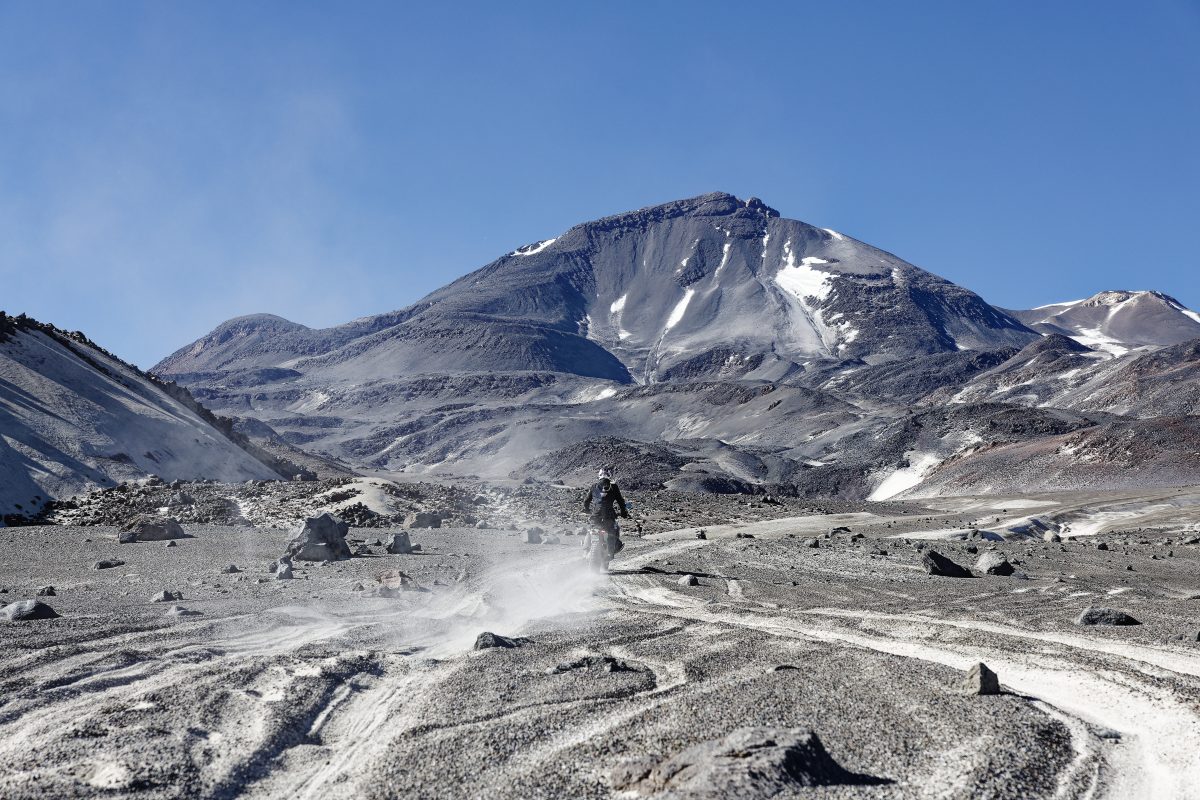 La BMW R 1300 GS alcanzó la cumbre del volcán activo más alto del mundo 4
