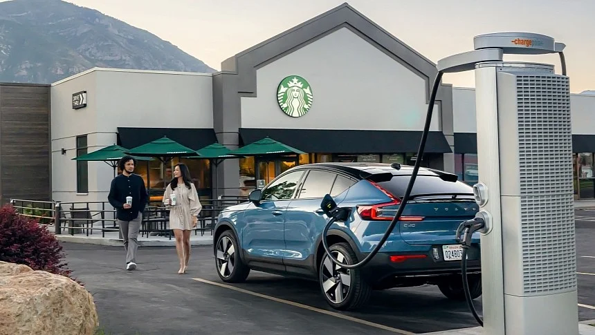 Buen plan: Cargar el Volvo EV y disfrutar un café en Starbucks 18