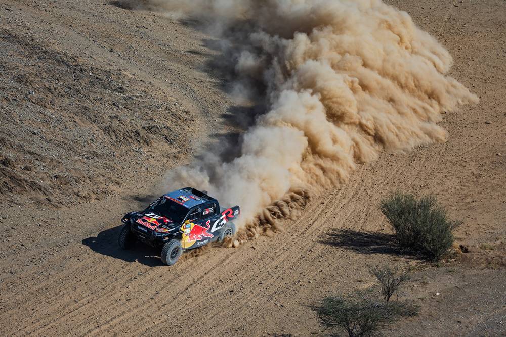 Loeb comenzó a asustar en el Dakar 4