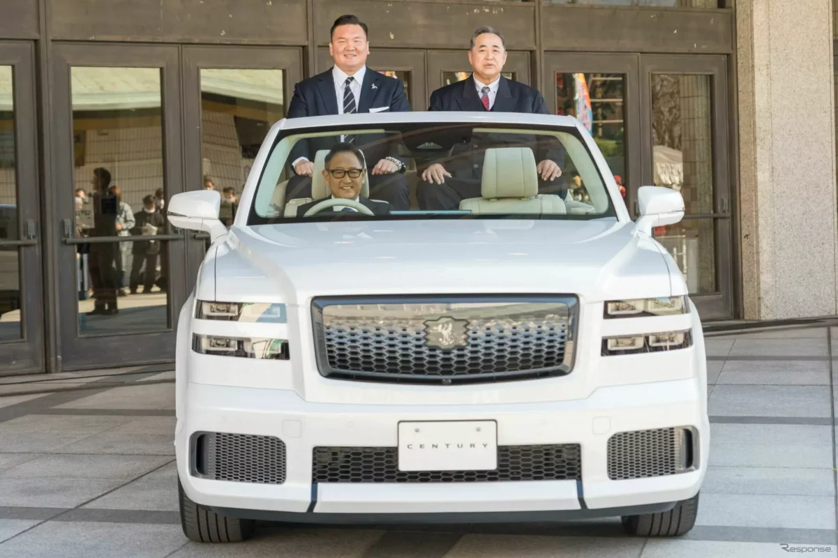 Toyota presentó el Century convertible a lo Sumo 1