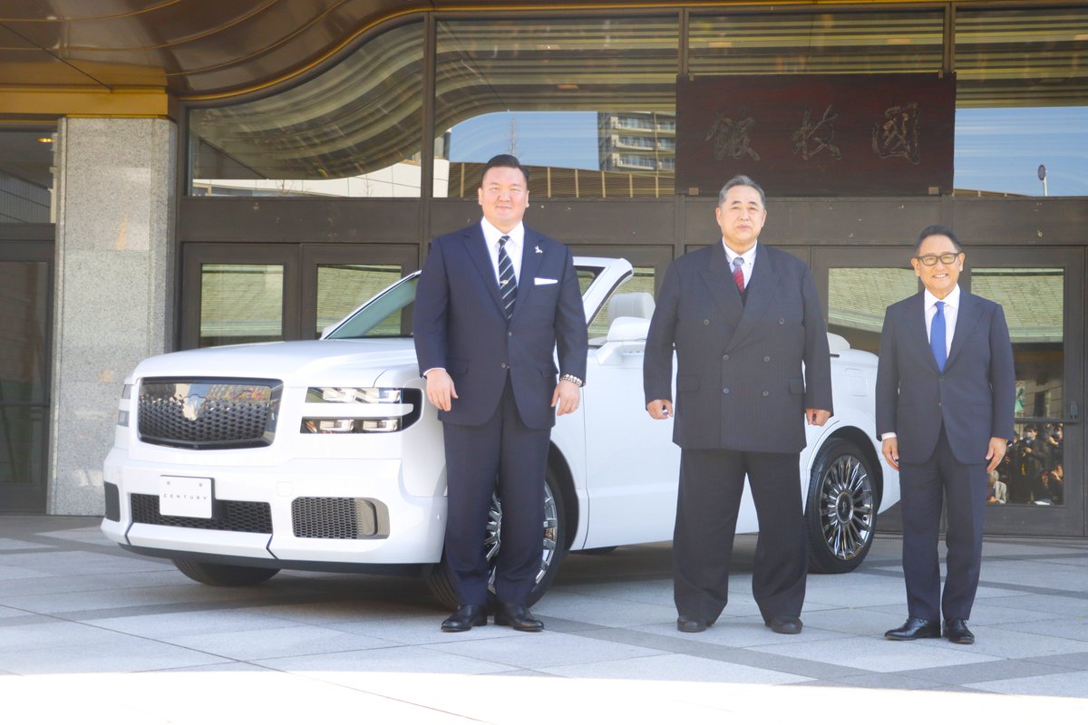 Toyota presentó el Century convertible a lo Sumo 3