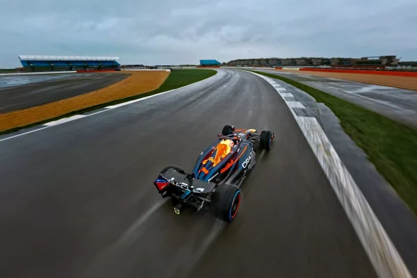 El rival de Verstappen es un impresionante dron F1 36