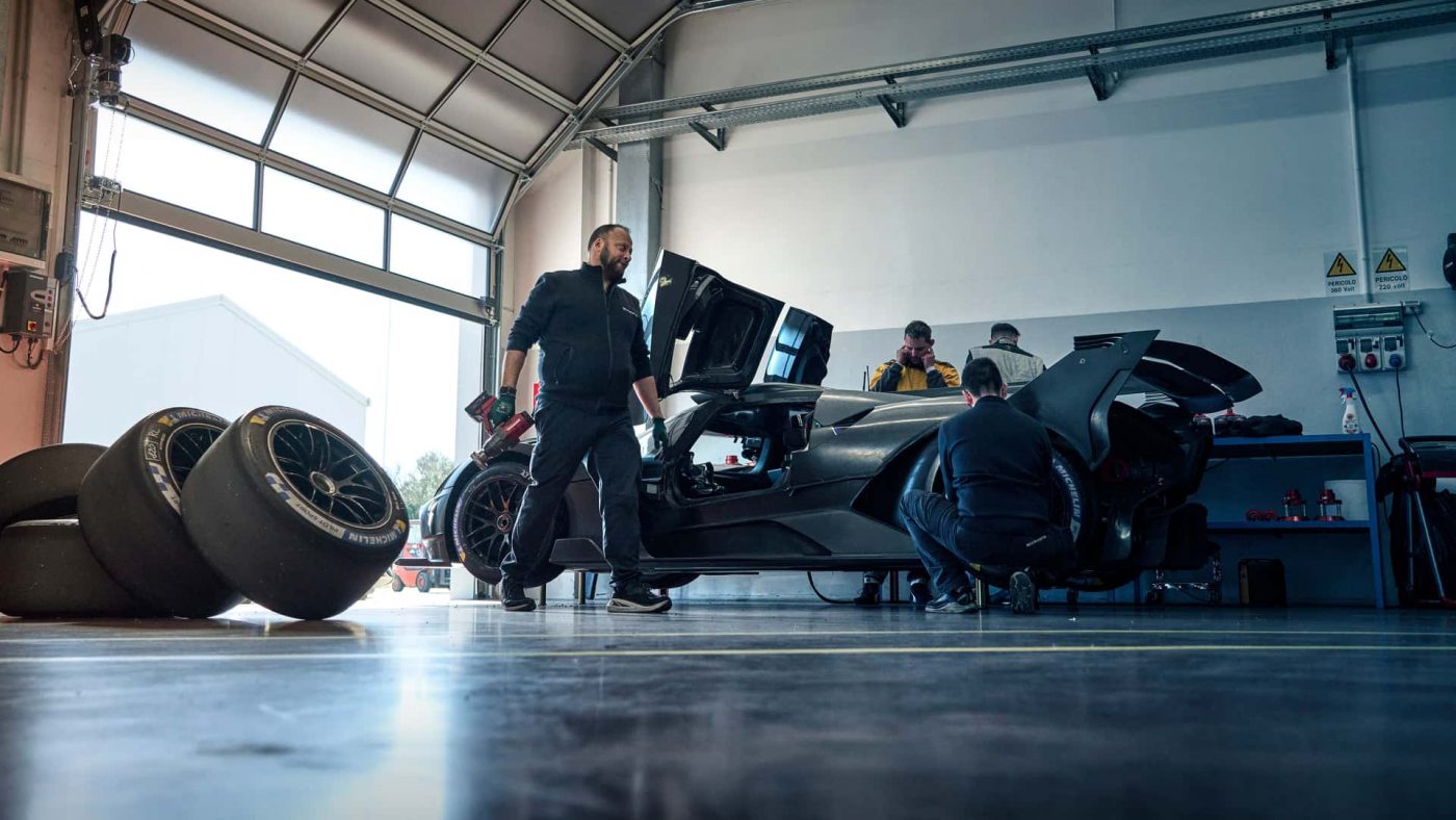 El Bugatti Bolide está a la par de un F1 4